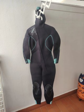 Traje de neopreno con capucha