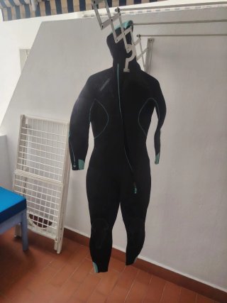Traje de neopreno con capucha
