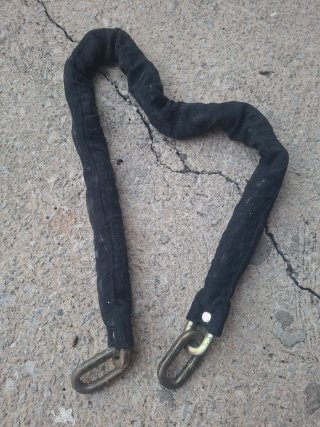 Cadena de seguridad negra con eslabones