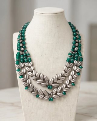 Collar de plata y piedras verdes