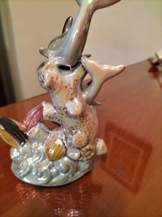 Figura de delfines iridiscentes