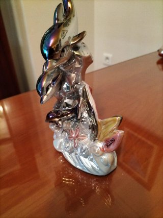Figura de delfines iridiscentes
