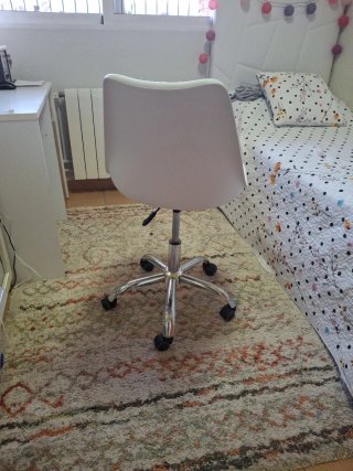 Silla de escritorio moderna blanca y plateada