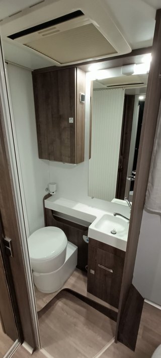 autocaravana Benimar 496 con cama en isla