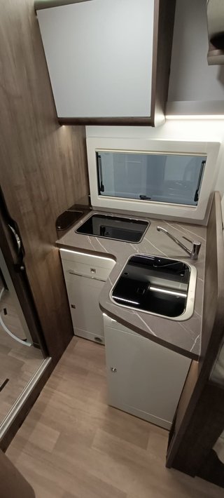 autocaravana Benimar 496 con cama en isla