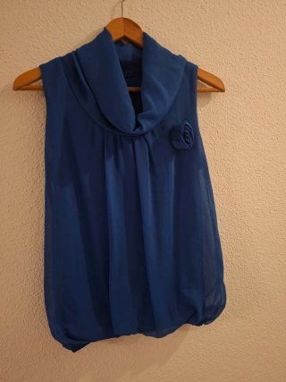 Blusa azul sin mangas con flor