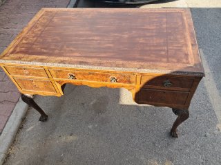 Escritorio antiguo de madera con tapa de cuero