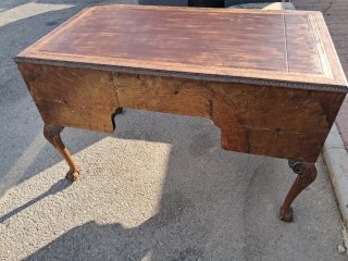 Escritorio antiguo de madera con tapa de cuero
