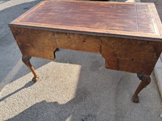 Escritorio antiguo de madera con tapa de cuero