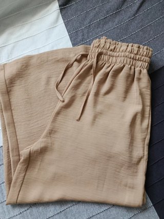Pantalones fluidos Stradivarius beige