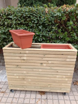 Jardinera de madera y plástico