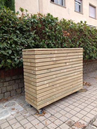 Jardinera de madera y plástico
