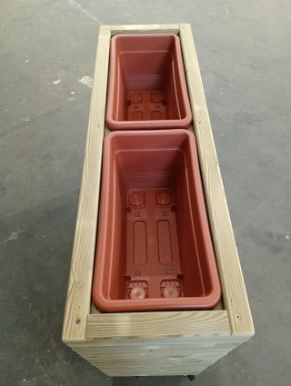 Jardinera de madera y plástico