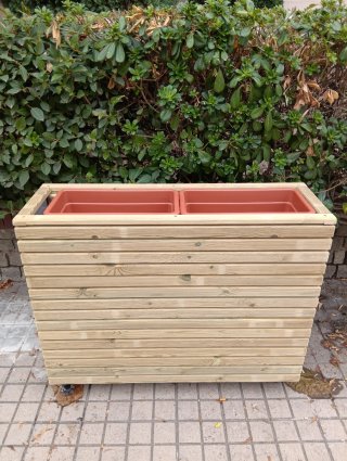Jardinera de madera y plástico