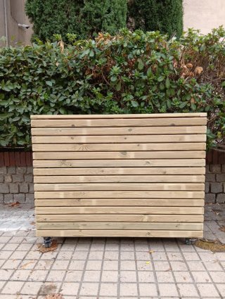 Jardinera de madera y plástico