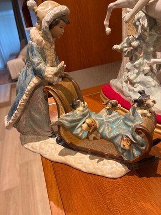Figura Lladro Niña con Trineo y Perros