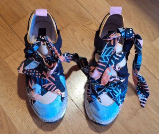 Zapatillas de cáñamo con plataforma multicolor.