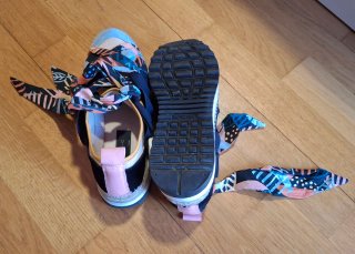 Zapatillas de cáñamo con plataforma multicolor.