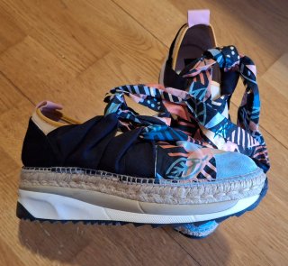 Zapatillas de cáñamo con plataforma multicolor.