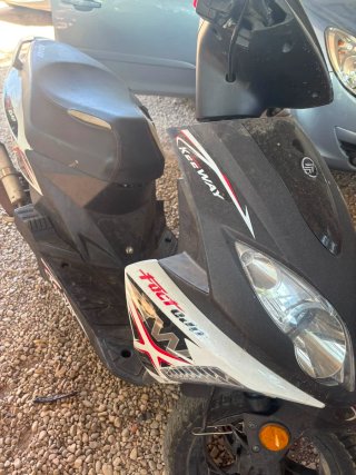 Moto Scooter 50cc Negra y Blanca y roja.