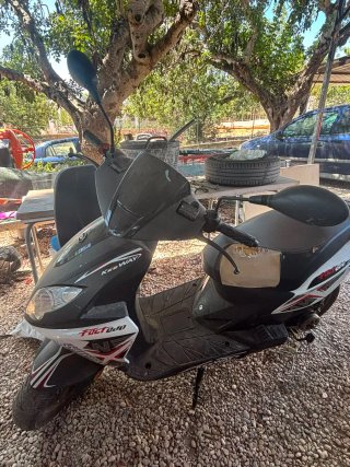 Moto Scooter 50cc Negra y Blanca y roja.