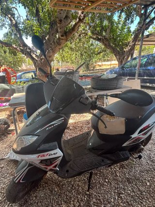 Moto Scooter 50cc Negra y Blanca y roja.