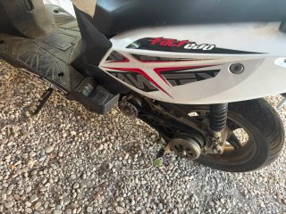 Moto Scooter 50cc Negra y Blanca y roja.