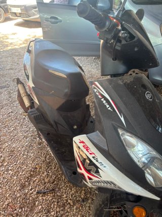 Moto Scooter 50cc Negra y Blanca y roja.