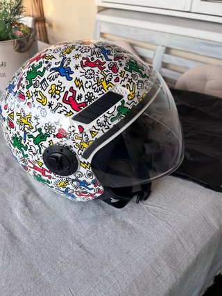 Casco de moto con diseño divertido