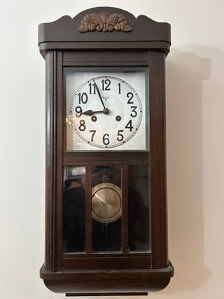 Reloj de pared antiguo de madera