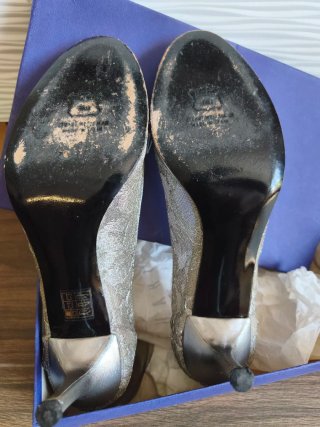 Zapatos Stuart Weitzman grises y plateados