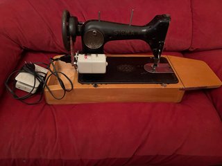 Máquina de coser blanca