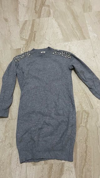 Vestido gris lana pedrería hombros