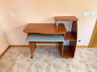 Escritorio o mesa de estudio de madera