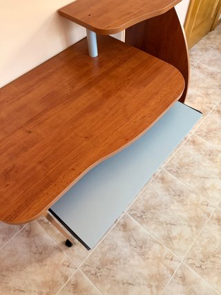 Escritorio o mesa de estudio de madera