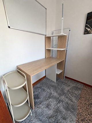 Escritorio lineal con librería