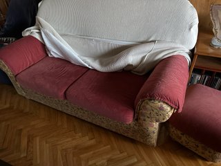 Sofá de 2 plazas beige, rojo y estampado amarillo