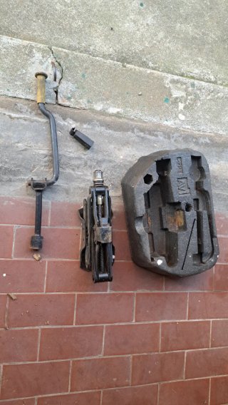 Cric per auto e kit attrezzi