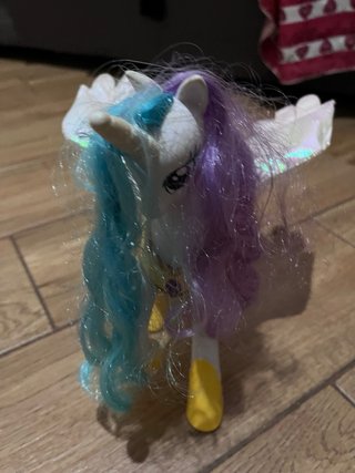 Unicorno con criniera viola e turchese