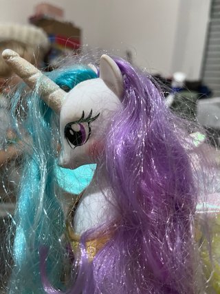 Unicorno con criniera viola e turchese