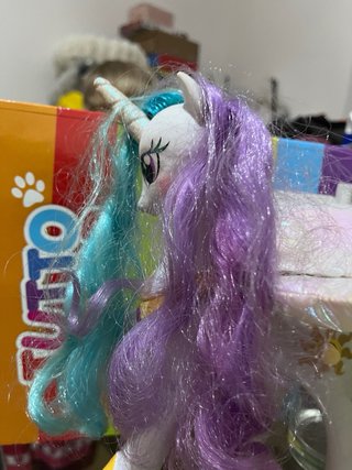 Unicorno con criniera viola e turchese