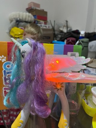 Unicorno con criniera viola e turchese