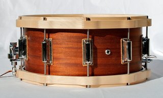 Caja 14" casco de caoba africana y aros de madera