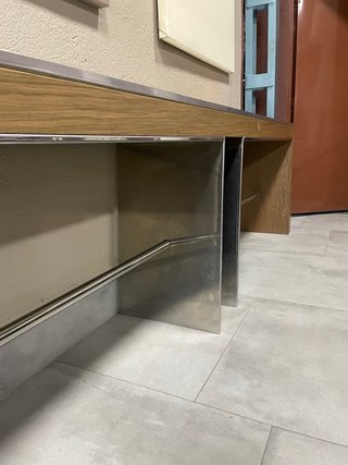 Expositor de madera y metal