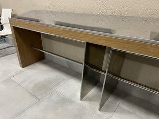 Expositor de madera y metal