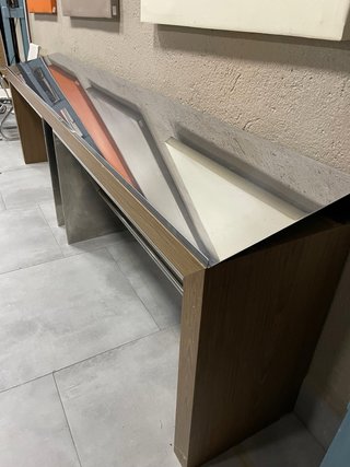 Expositor de madera y metal