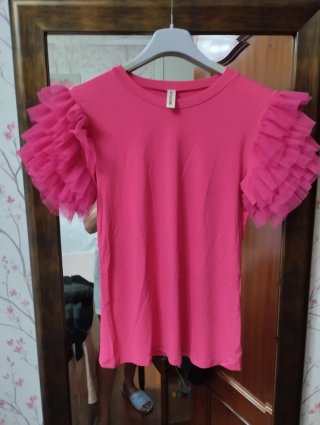 Camiseta rosa con volantes