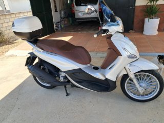 Piaggio Beverly 300 Scooter