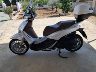 Piaggio Beverly 300 Scooter