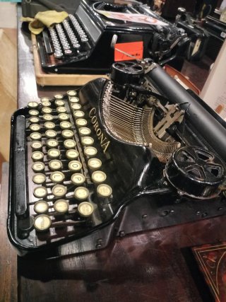 Máquina de Escribir Antigua Corona